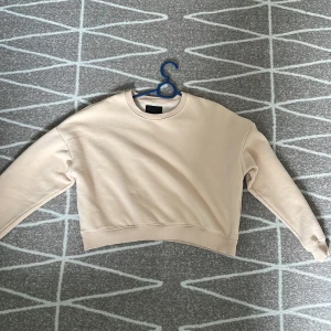 Sweatshirt - En rosa sweatshirt i bra skick dock en liten fläck men inget som syns.