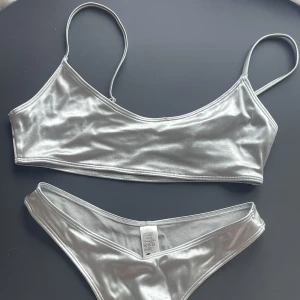 Silver bikini - Spontanköp som aldrig använts. Silver bikini storlek xs