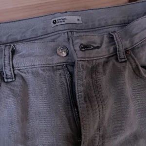 Low straight jenas  - Hej jag säljer ett par grå low straight jenas ifrån Gina då dom är förstora för mig. Skriv för fler bilder.