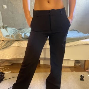 Kostymbyxor från Madlady  - Snygga svarta mid-Waist kostymbyxor! Använda fåtal gånger. Storlek 34/ short. Jag är 160cm lång! 