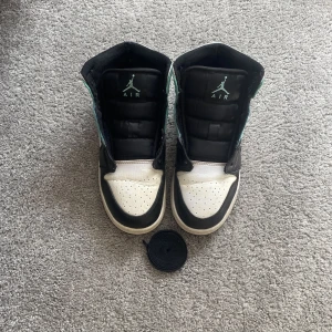 Jordan 1 igloo island - Säljer dessa svin snygga jordan 1s igloo island då dem blivit försmå på mig☺️ nypris 2500 mitt pris 449 skick 8/10