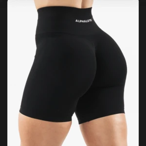 Alphalete amplify shorts 6.5 - Nyskick storlek M