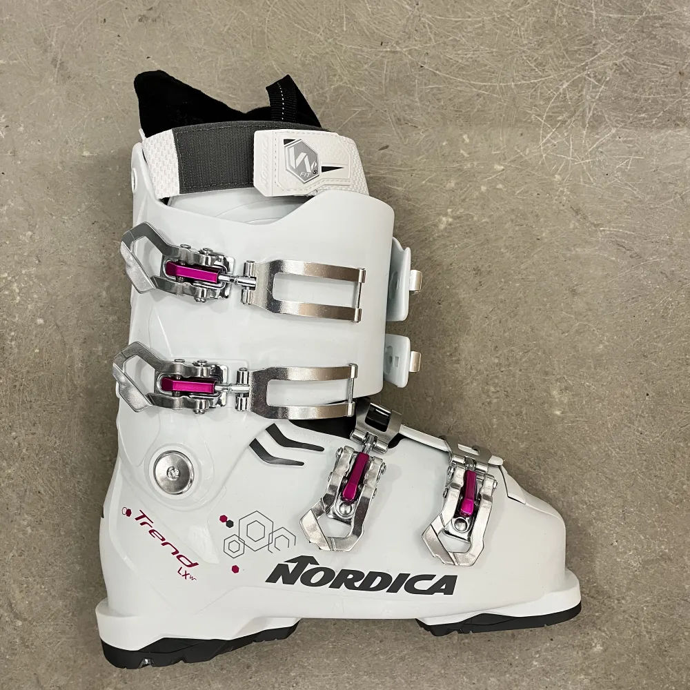 Brand new unused nordica ski boots with tags and box. Brand new price is 1300 sek. Accessoarer.