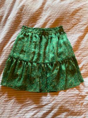 Säljer en superhärlig grön loavies kjol som funkar perfekt på sommaren. Har använts ett fåtal gånger och är nästan i nyskick. 