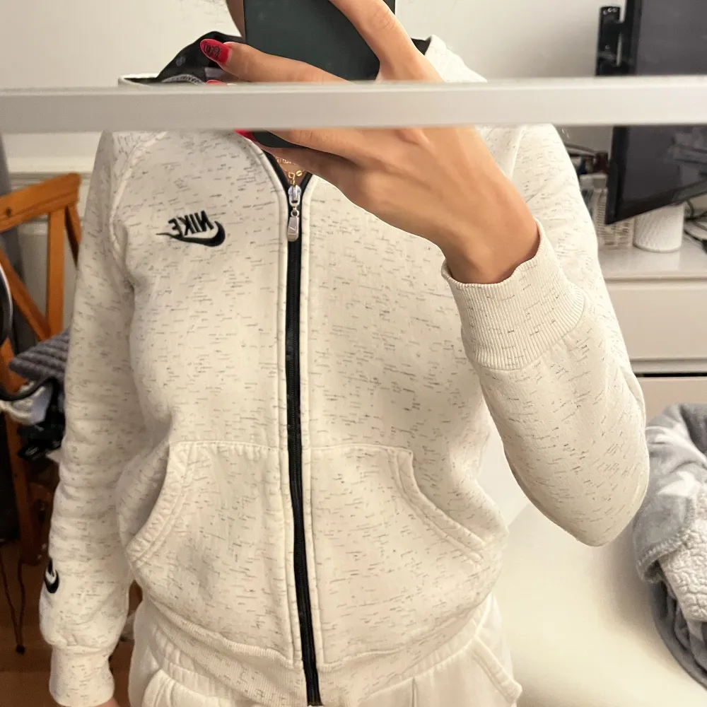 Nike hoodie bra skick Vit med svarta detaljer  . Hoodies.