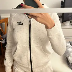Nike hoodie bra skick Vit med svarta detaljer  