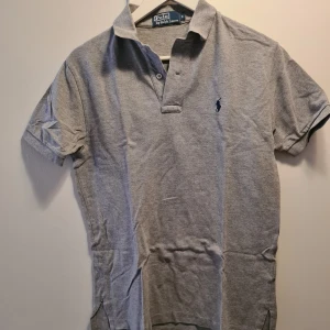 Polo Ralph Lauren Pike  - Grå pike från Polo Ralph Lauren i storlek small. Fint skick! 