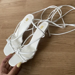 Vita klackskor med snöre - Vita klackskor med snöre i storlek 36, använda en gång och är i bra skick! ( låg klack). Finns i Västerås men kan även fraktas!