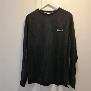 Långärmad tshirt Ellesse  - Långärmad tshirt från Ellesse i storlek Medium (true to size) 