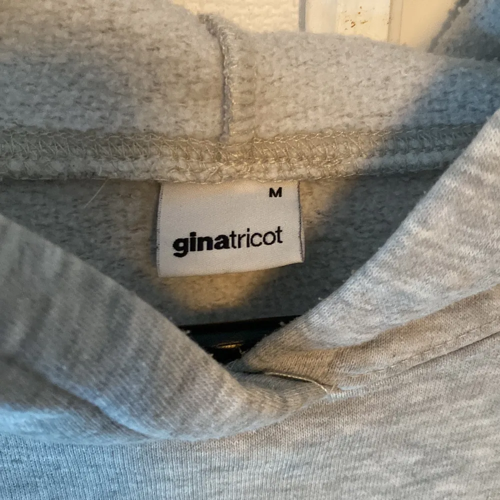 En grå hoodie från Ginatricot i storlek M. Skulle säga att den är en S/M i passform. . Hoodies.