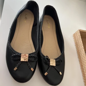 Oanvända ballerinaskor med rosett - Super super söta, använda en gång ute. Men dom är tyvärr lite för små för mig!☹️
