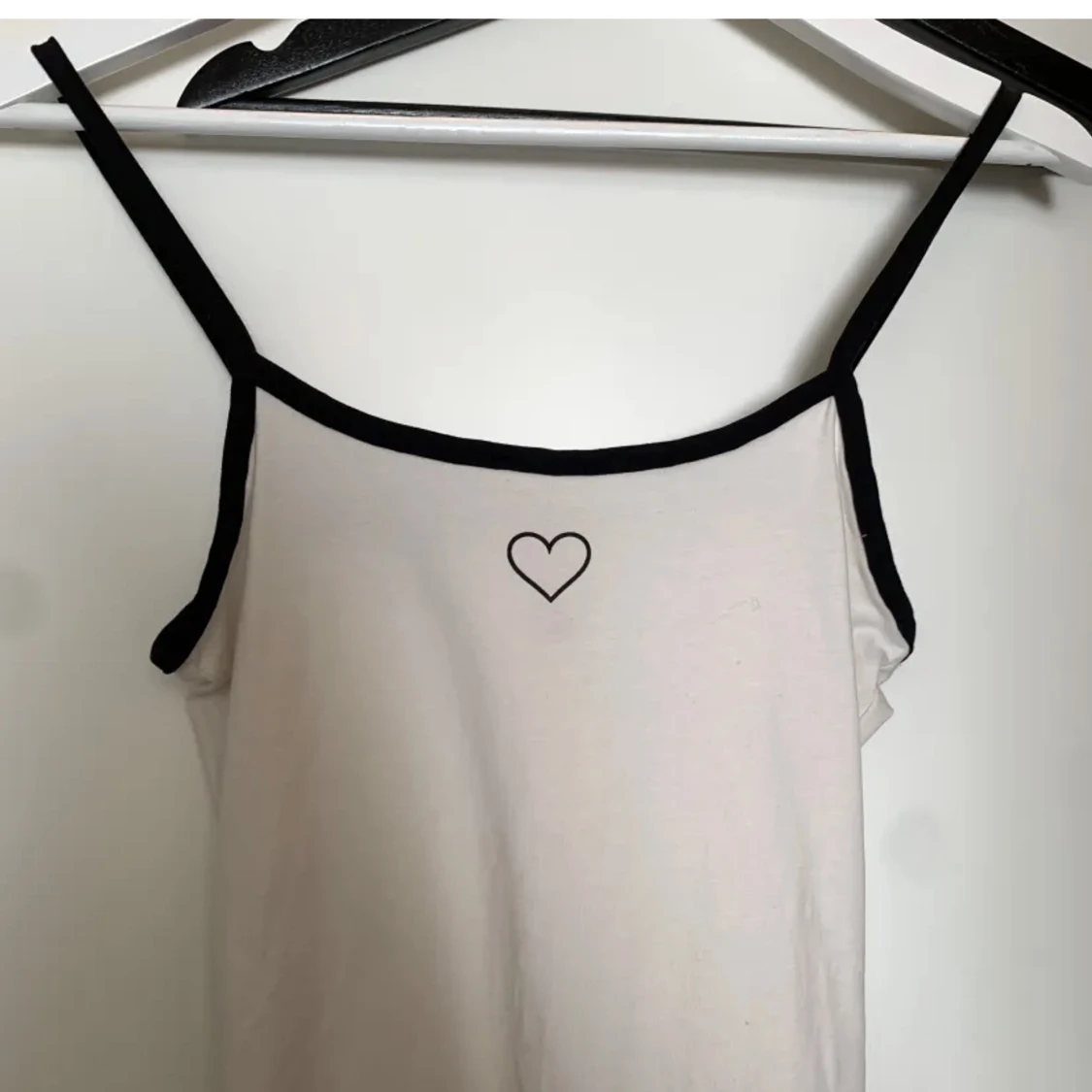 Vit klänning med ett hjärta  - 90