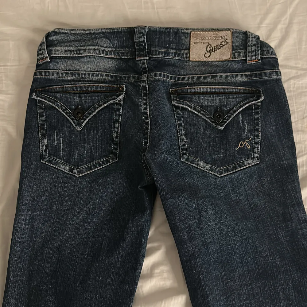 Säljer lågmidjade bootcut byxor för att de e för stora i midjan 💋 använda 4gngr❤️. Jeans & Byxor.