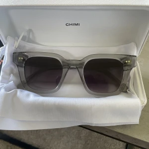 Chimi 04 grey - Chimis köpta från nk för 1250kr.  Kvitto finns  Sparsamt använda då jag inte passar i de.  Skriv vid intresse 