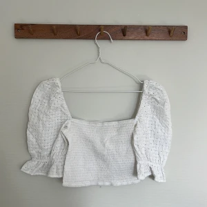 Topp - En söt topp med markerade axlar i storlek 34 från Nelly. Säljes då den inte kommer till användning… använd vid ett tillfälle💗