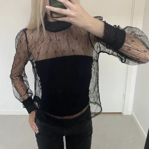 Spetsblus - Säljer denna snygga! Lånade bilder 🤍🤍strl xxs men passar s