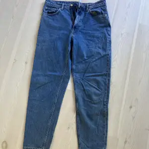 Lash jeans från weekday i storlek 32/30