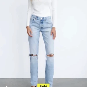 Zara jeans  - Säljer vidare dessa zara jeans som jag köpt här på Plick då dom tyvärr inte passade mig 😔 väldigt fint skick och en fin modell på jeans!! 💓