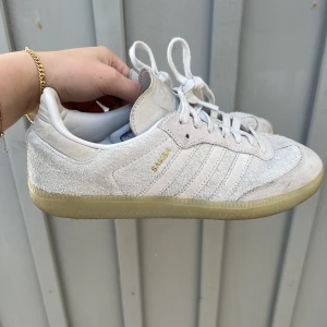 Adidas Samba - Vita adidas samba i bra skick, men lite smutsiga. Köpta på Plick men säljer för att de va för stora⭐️