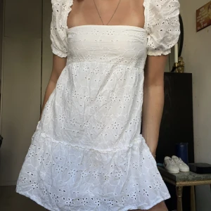 Sommarklänning - Vit kortklänning m puffärmar 💙 Storlek S. Köpare står för eventuella fraktkostnader.