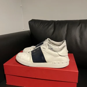 Valentino Open  - Valentino Open  Storlek 41  Box och dustbag kvar