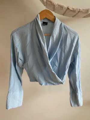 Blå blus från Gina tricot - Hund och katt finns i hemmet.