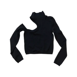 TRÖJA - Svart stickad tröja med utskuren axel. Superskön, använd ett fåtal gånger 🖤