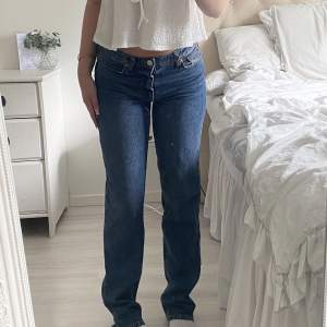 Säljer dessa snygga jeans ifrån Monki då dom inte kommer till användning. Har använt få gånger så dom är som i nyskick. Passar bra på mig som är 156cm och bär s/xs. Kom privat för fler bilder/frågor🫶🏼🫶🏼