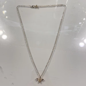 Halsband - Guld halsband med ett bi på köpt från hm