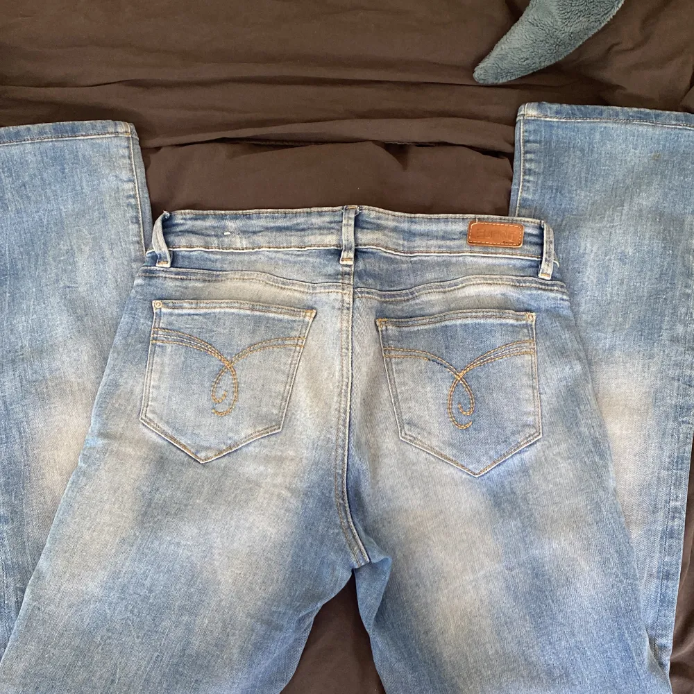 säljer dessa Esprit jeansen då de är lite för stora i midjan. mid/lowwaist❤️bootcut jeans. Jeans & Byxor.
