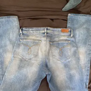 säljer dessa Esprit jeansen då de är lite för stora i midjan. mid/lowwaist❤️bootcut jeans
