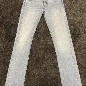 Säljer ett par Levis 501 jeans som är väldigt trendiga just nu | Cond: 9/10 | vårt pris 249kr men är alltid diskuterbart