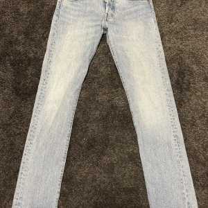 Levis 501 jeans - Säljer ett par Levis 501 jeans som är väldigt trendiga just nu | Cond: 9/10 | vårt pris 249kr men är alltid diskuterbart
