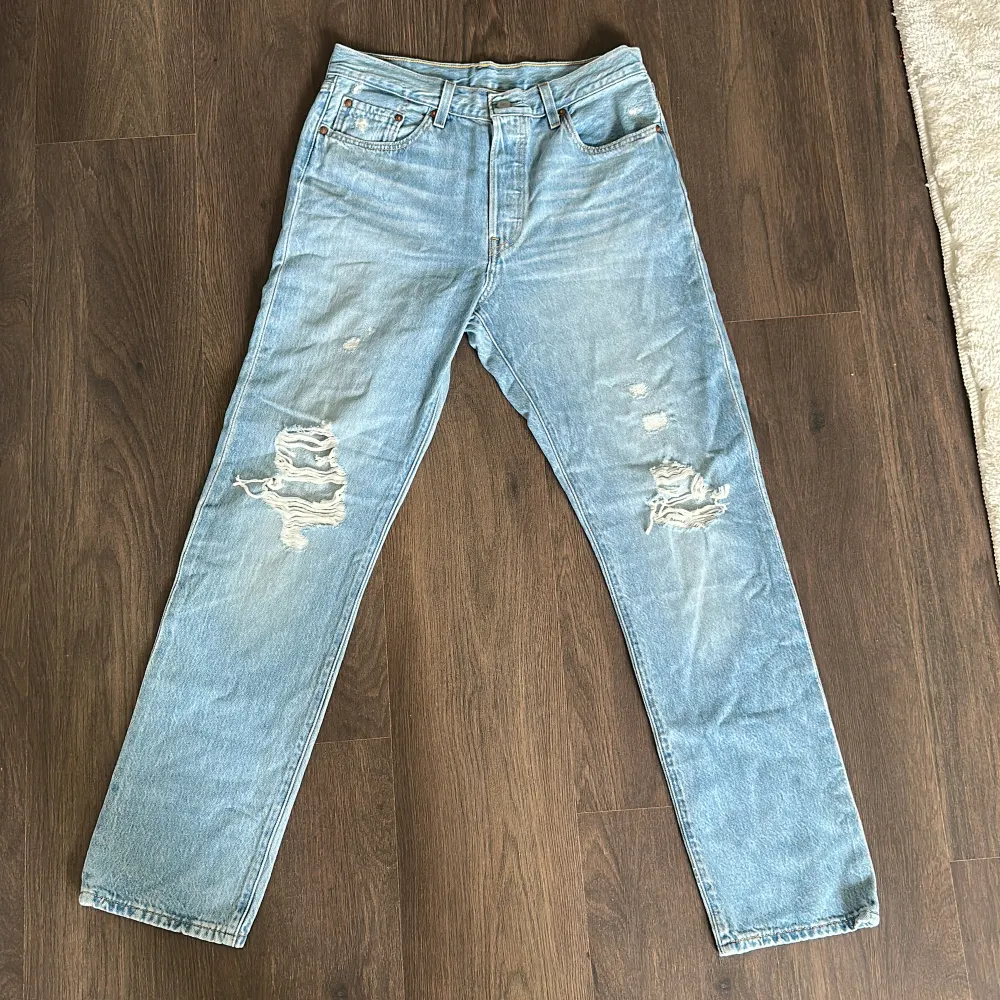 Helt nya och oanvända jeans från Levi’s.   Rensar ur min garderob från en hel del oanvända kläder🌼 Kika och se om du ser något mer i min profil som du gillar så skickar jag med det till dig också!😊 Fler kläder kommer! . Jeans & Byxor.