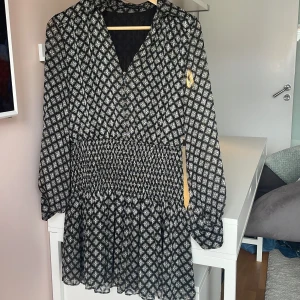 SUPERFIN KLÄNNING - V-ringad zara klänning med resor och knappar. Änvänd ett få tal gånger😻😻