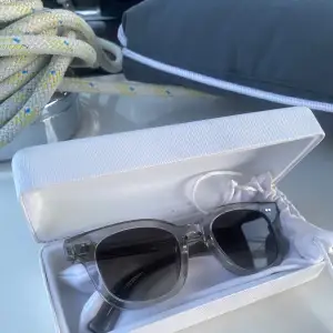 Säljer mina supersnygga CHIMI solglasögon i modellen grey 02. De är nästan i nyskick och har inga defekter. Skriv till mig för mer info och bilder. Pris kan diskuteras! Nypris: 1250kr❤️❤️