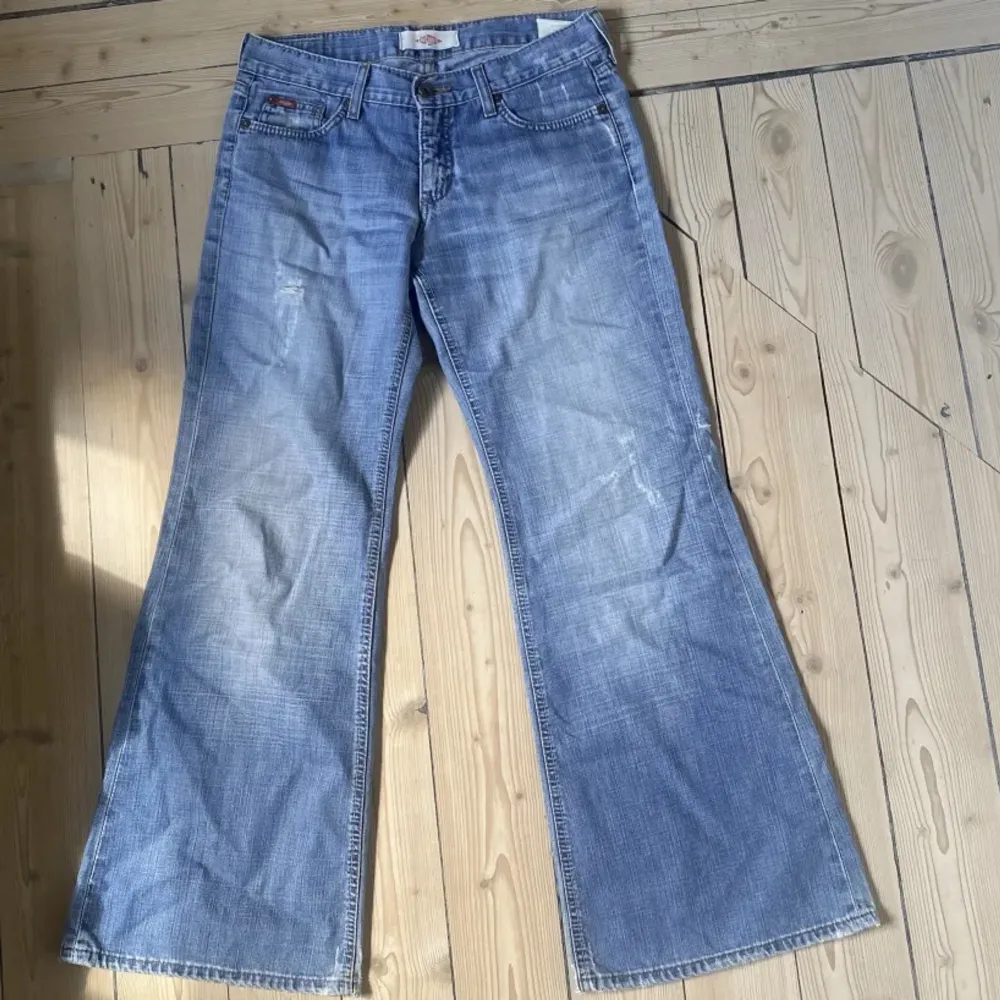 Säljer mina baggy jeans för att de passar inte mig och är för långa på. Köpte av nån annan här på plick. Jättefint stick🩷🩷 Dm vid funderingar och frågor 👌🏼💘. Jeans & Byxor.