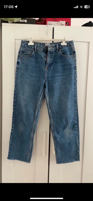 Jeans - Ankellånga jeans. Är du under 156cm sp borde dem inte bara ankellånga.