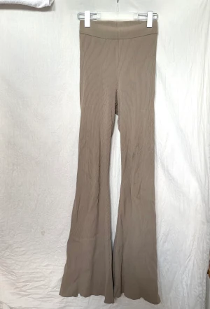 Byxor H&M - Sköna, strukturerade byxor från H&M med slits baktill. Något korta på mig som är 170 cm. Annars normal i storleken.