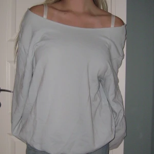 Off Shoulder Sweatshirt - Köpt från HM men gjort om själv till off shoulder. Köparen står för frakten💕