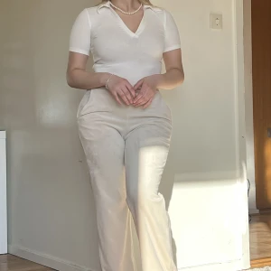 T-shirt och byxor - Helt oanvänd t-shirt med prislappen kvar och byxor i nyskick. Jätteskönt material på byxorna och de är perfekta i längden, och t-shiiten är jätte luftig och skön