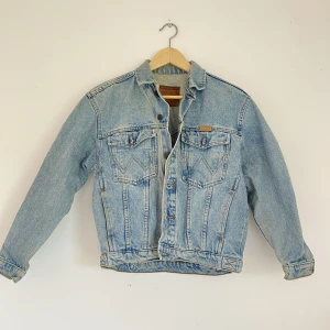 Jeansjacka - Jeansjacka från Wrangler🌟