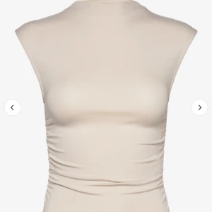 Funnel neck topp från Gina - Säljer denna populära topp från Gina, sååå himla fin och skön älskar den!! Tyvärr kommer den dock tyvärr inte till användning. Köpte för bara någon vecka sedan så inga tecken på användning ! 