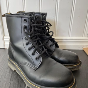 Dr martens - Säljer mina dr martens då dem aldrig kommer till användning.  Dem är använda några fåtal gånger men är i bra skick.