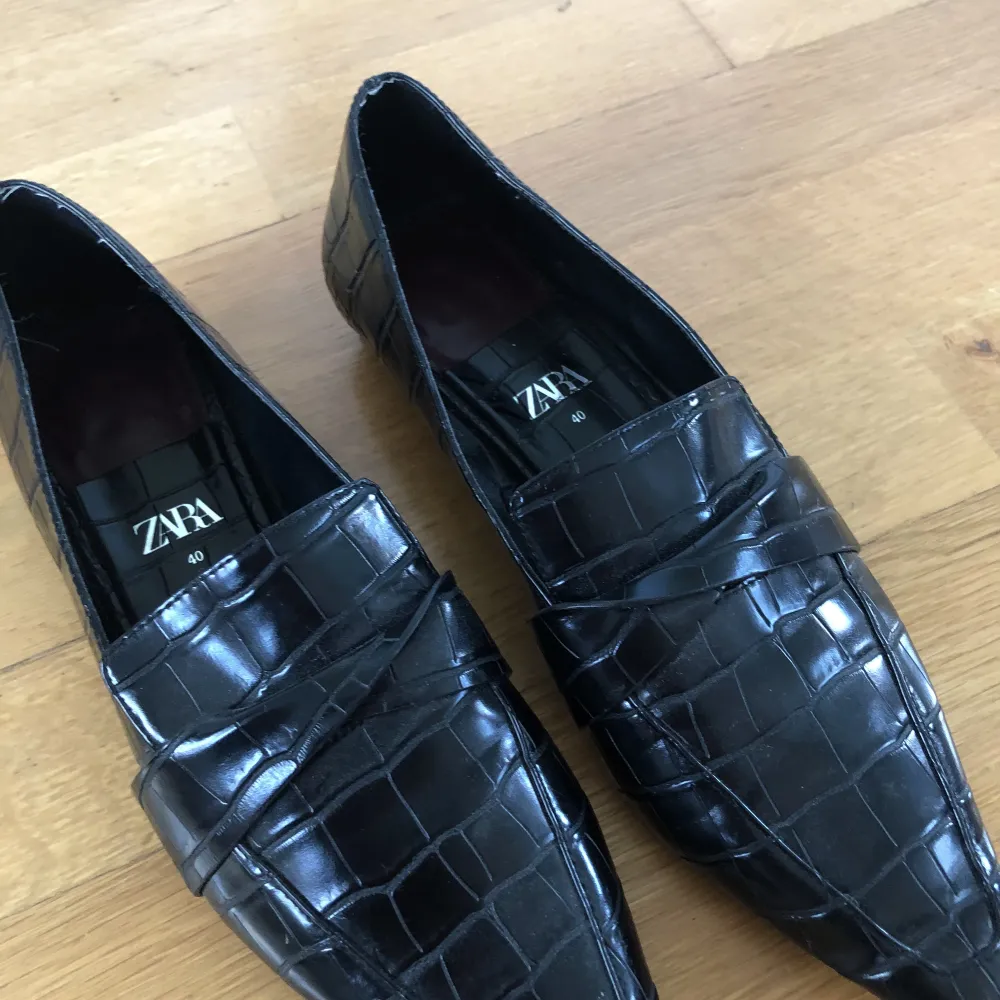 Svarta loafers från zara med krokodil mönster. Skor.