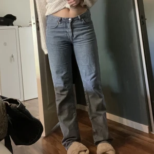 Low waits jeans  - Lågmidjade blåa jeans från carlings midja:28 längd:32 💞Passar M men bra som oversized på xs/s. Frakten är inräknad i priset❣️