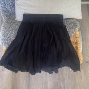 Svart kjol i storlek xs men passar S och M oxå😍🙌🏼 väldigt stretchig och mjuk!