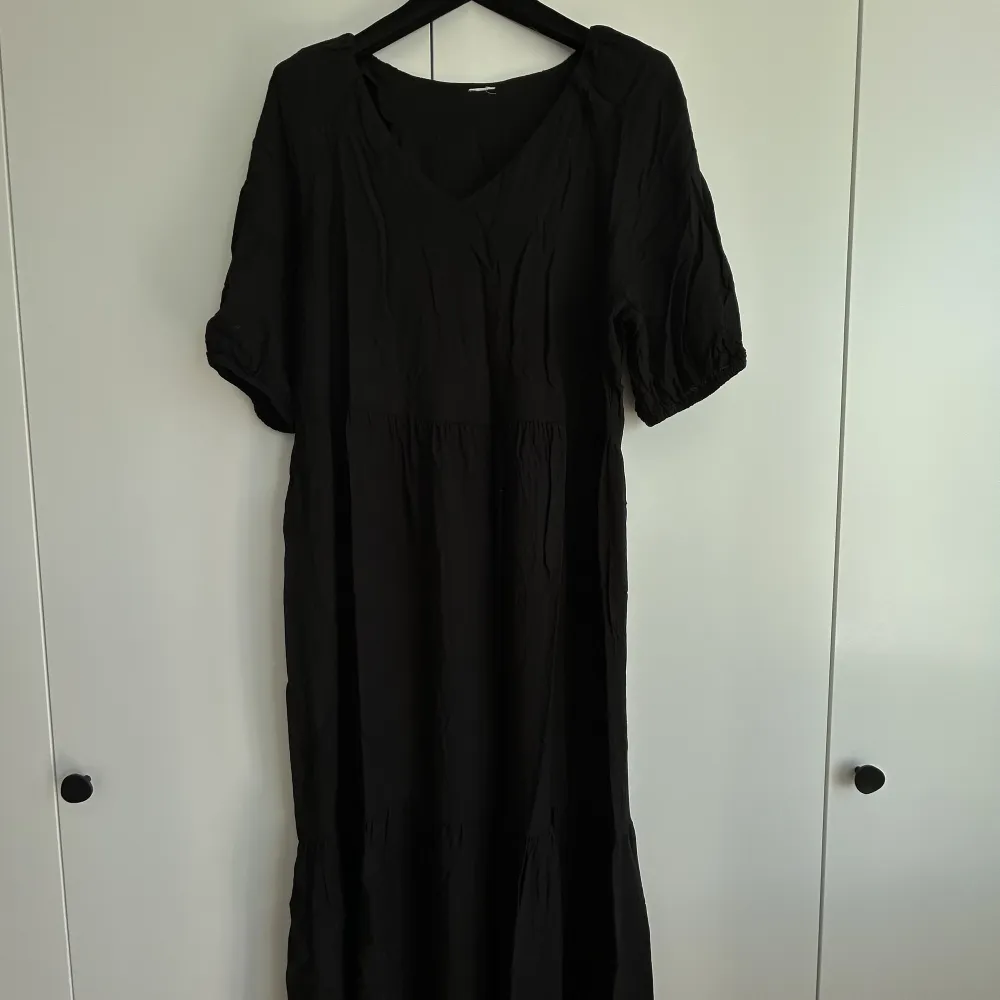 A black summer dress. Loose fitting and so comfortable during summer. . Klänningar.