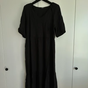 Black midi dress with v-neck - A black summer dress. Loose fitting and so comfortable during summer. 
