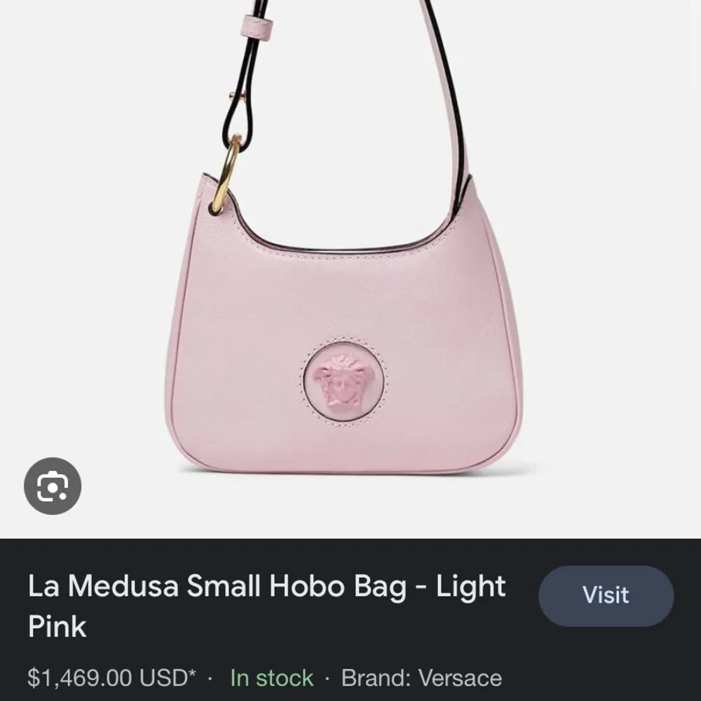 Säljer min Versace väska i modellen la medusa mini hobo bag från sommarkollektionen. Väskan är i nyskick och har bara använt den 2 gånger totalt då den tyvärr inte kommer till användning. Nypris är runt 14.000kr. Original lådan tillkommer~💕. Väskor.
